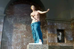 Hypothetische 3D-Ansicht der Venus von Milo: Farbenpr&auml;chtig und mit rekonstruierten Armen zeigt sich die Statue in neuem Licht.