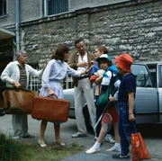 Bernie (Heinz Baumann, m.) - der geschiedene Mann von Angi (Thekla Carola Wied) - holt die Kinder Tom (Tarek Helmy), Tanja (Julia Biedermann) und Markus (Timmo Niesner) zur Reise nach Italien ab. Werner (Peter Weck) darf wieder Koffer schleppen.