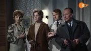 Kommissar Keller (Erik Ode, r.) vermutet, dass Berthold zu Irene Paulis (Maria Schell, 2.v.l.) Schwester Anneliese Steinberg (Eva Ingeborg Scholz, l.) gefl&uuml;chtet ist. Harry Klein (Fritz Wepper, 2.v.r.)