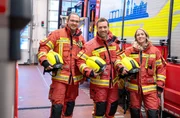 Joel Kaiser (l.) und Adriana Schr&ouml;der (r.) nehmen WDR-Reporter Daniel A&szlig;mann (m.) mit in die Welt der freiwilligen und Berufsfeuerwehr.