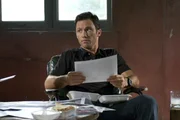 Michael Westen (Jeffrey Donovan) sieht sich seine Fotos an. Der ehemalige Agent des amerikanischen Geheimdienstes ist einer Mafiafamilie auf der Spur.