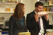 Temperance Brennan (Emily Deschanel, l.); Seeley Booth (David Boreanaz, r.)