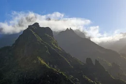 An den hohen Bergen im Zentrum Madeiras bleiben h&auml;ufig Wolken h&auml;ngen, sodass im Norden der Insel deutlich mehr Regen f&auml;llt als im S&uuml;den.