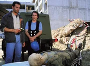 Bauunternehmer Kretschmar ist in einer mit Wasser vollgelaufenen Baugrube ertr&auml;nkt worden. Kriminalkommissar Eschenbach (Matthias Bullach, l.) verh&ouml;rt den Polier Frank Weber (Peter von Strombeck).