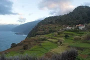 Madeira ist in vielen Teilen der Insel recht steil, sodass die K&uuml;ste schnell ansteigt und zahlreiche Felder als Terrassen angelegt werden m&uuml;ssen.