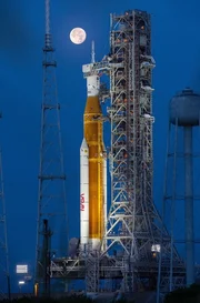 Vollmond &uuml;ber dem Startkomplex 39B des Kennedy Space Center der NASA in Florida: SLS Artemis I und Orion auf der mobilen Startplattform f&uuml;r die Generalprobe
