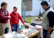 Das homosexuelle P&auml;rchen Marco und Joachim h&auml;lt sich mehr schlecht als recht &uuml;ber Wasser. Tr&ouml;del-Experte S&uuml;kr&uuml; (re.) muss diesmal aufr&auml;umen, coachen und wichtige Lebensfragen kl&auml;ren.