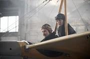 Melli Beese (Lilith H&auml;&szlig;le) und Charles Boutard (Tanguy Sanglier) sitzen im Cockpit der &bdquo;Taube&ldquo;.