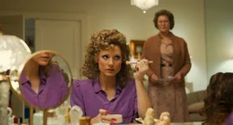 Jessica Chastain als Tammy Faye Bakker (l.)