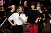 Was haben die Beach Boys, Adele und Die Simpsons gemeinsam? Hazel Brugger verr&auml;t es Ihnen - und bringt gemeinsam mit dem WDR Funkhausorchester die K&ouml;lner Philharmonie mit ihrem ganz pers&ouml;nlichen Mixtape in Stimmung. Die Playlist der Comedienne, Slam-Poetin und Moderatorin ist ein echter Gute-Laune-Mix: Schnell, beatlastig und rhythmisch schmei&szlig;t sie uns vom Club in die aktuellen Charts bis zur&uuml;ck ins Jugendzimmer der 1990er-Jahre. v.l. Hazel Brugger, Sarah Hicks (Leitung) mit dem WDR Funkhausorchester
