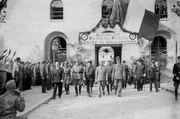 Inkorporationszeremonie der freiwilligen Legion&auml;re der LVF, die f&uuml;r den Kampf gegen den Bolschewismus angeworben wurden, in der Kaserne Borgnis-Desbordes in Versailles
