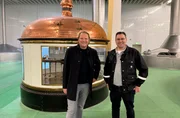 Bj&ouml;rn Freitag (li.) erf&auml;hrt von Warsteiner-Standortleiter Dr. Sascha Wunderlich (re.) wie alkoholfreies Pils hergestellt wird.
