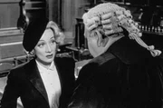Christine Vole (Marlene Dietrich) und Strafverteidiger Sir Wilfrid Robarts (Charles Laughton)