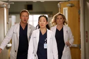 Während sich Owen (Kevin McKidd, l.) und Arizona (Jessica Capshaw, r.) für Cristina (Sandra Oh, M.) freuen, dass sie für den Harper Avery Award nominiert ist, ahnt Cristina nicht, dass Meredith für sie eine Überraschung organisiert hat ... Während sich Owen (Kevin McKidd, l.) und Arizona (Jessica Capshaw, r.) für Cristina (Sandra Oh, M.) freuen, dass sie für den Harper Avery Award nominiert ist, ahnt Cristina nicht, dass Meredith für sie eine Überraschung organisiert hat ...