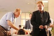 Horatio Caine (David Caruso, r.) muss die Todesumst&auml;nde einer S&auml;ngerin aufkl&auml;ren, die auf der B&uuml;hne verbrannt ist. Bei n&auml;herer Untersuchung der Leiche stellt Dr. Tom Loman (Christian Clemenson, l.) jedoch fest, dass das Opfer nur ein Double war...