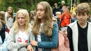 Tara (Maya Ystenes, Mitte) und Sanne (Tilde Ender S&oslash;vik, links) wollen unbedingt zusammen in die neue Klasse kommen. Hoffentlich klappt das! Daniel (Viljar Knutsen Bjaadal, rechts) beobachtet die Verteilung in die neuen Klassen eher gelassen-skeptisch.