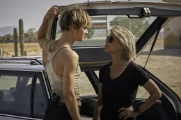 Grace (Mackenzie Davis, l.); Sarah Connor (Linda Hamilton, r.)
