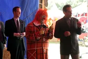 Lt. Randall Disher (Jason Gray-Stanford, l.) und Monk (Tony Shalhoub, r.) ermitteln in einem Zirkus. Hat der Clown Floppy (Lance Krall, M.) etwas mit dem Mord am Zirkusdirektor zu tun?