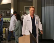 Der Sturm der vergangenen Nacht hat auch bei Owen (Kevin McKidd) seine Spuren hinterlassen. Seine Beziehung zu Christina scheint der Vergangenheit anzugeh&ouml;ren ...