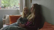 Tara (Maya Ystenes, rechts) erz&auml;hlt Sanne (Tilde Ender S&oslash;vik, links), dass sie nicht in der neuen Klasse klarkommt und &uuml;berlegt, in Sannes Klasse zu wechseln.