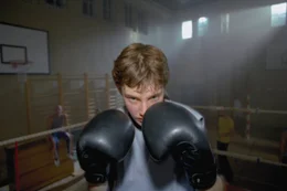 Weil sie im Internat f&uuml;r einen Jungen gehalten wird, kann Luka (Jana Straulino) all das typisch weibliche Gehabe ablegen und ungeniert ihrem Hobby fr&ouml;nen: dem Boxen. Schon bald muss sie sich in einem &auml;u&szlig;erst brutalen Machtkampf behaupten ...