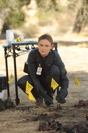Brennan (Emily Deschanel) untersucht mit ihrem Team den Mord an einer Leistungsturnerin, deren sterbliche &Uuml;berreste nach einem Blitzeinschlag gro&szlig;z&uuml;gig in der Gegend verteilt wurden.