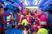 So sieht es in einem Feuerwehr-Auto aus! Joel Kaiser (m.) und Adriana Schr&ouml;der nehmen WDR-Reporter Daniel A&szlig;mann mit in die Welt der freiwilligen Feuerwehr.