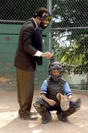 Milliard&auml;r Hammond und seine Frau wurden ermordet. Als einflussreicher Mann hatte Hammond viele Feinde. Dennoch glaubt Monk, dass dessen Frau vorrangiges Ziel des Anschlags war. Seine Ermittlungen f&uuml;hren ihn in die Welt des Baseballs. Im Bild: Tony Shalhoub (Adrian Monk).