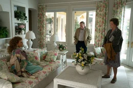 L - R: Jessica Chastain als Tammy Faye Bakker, Frederic Lehne als Fred Grover, Cherry Jones als Rachel Grover