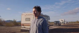 Fern (Frances McDormand) hat sich f&uuml;r ein Leben auf der Stra&szlig;e entschieden, nachdem ihr bisheriger Wohnort und ihre Arbeitsst&auml;tte gleichzeitig aufgel&ouml;st wurden.