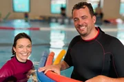 Anna Planken mit Martin Becker in &bdquo;Sharkys&ldquo; Schwimmschule. Der ehemalige Wasserballer und Sportstudent Martin Becker arbeitet als Schwimmlehrer seit er 19 ist.
