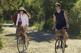 Sol&egrave;ne (Anne Hathaway, l.); Hayes (Nicholas Galitzine, r.)