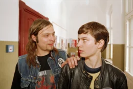 Schon nach kurzer Zeit kann Luka (Jana Straulino, r.) die Jungen f&uuml;r sich einnehmen. F&uuml;r Maus (Tim Sander, l.) und ihre Zimmergenossen ist sie n&auml;mlich der lang erwartete Frankie ...