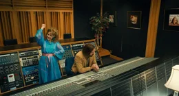 Jessica Chastain als Tammy Faye Bakker und Mark Wystrach als Gary Paxton