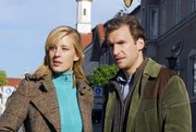 Rebecca (Lilian Klebow, l.) ist eingeschüchtert und verhält sich bei den Ermittlungen im Fall Georg Wittke betont arglos. Sie will auf keinen Fall, dass Mark (Siegfried Terpoorten, r.) erfährt, dass Murnaus ausgebuchter Physiotherapeut sie, wie viele andere Frauen auch, nicht nur auf der Massageliege verwöhnt hat ... Rebecca (Lilian Klebow, l.) ist eingeschüchtert und verhält sich bei den Ermittlungen im Fall Georg Wittke betont arglos. Sie will auf keinen Fall, dass Mark (Siegfried Terpoorten, r.) erfährt, dass Murnaus ausgebuchter Physiotherapeut sie, wie viele andere Frauen auch, nicht nur auf der Massageliege verwöhnt hat ...