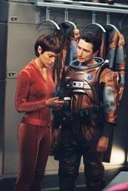 Um den Grund des f&uuml;hrerlosen Raumschiffes zu erhalten, m&uuml;ssen Malcom Reed (Dominic Keating, r.) und T'Pol (Jolene Blalock, r.) einige Untersuchen vollziehen ...
