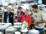 Das homosexuelle P&auml;rchen Marco und Joachim (Mitte) h&auml;lt sich mehr schlecht als recht &uuml;ber Wasser. Tr&ouml;del-Experte S&uuml;kr&uuml; (re.) muss diesmal aufr&auml;umen, coachen und wichtige Lebensfragen kl&auml;ren.