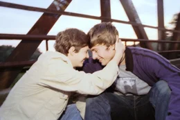 Zunehmend verwirren Chico (Florian Jahr, r.) die Gef&uuml;hle, die er seinem vermeintlichen Freund Frankie entgegenbringt. Auch Luka (Jana Straulino, l.) erliegt dem Charme des Sonnyboys ...