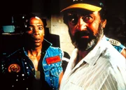 Thumper (Darin Taylor, l.) terrorisiert mit seiner Bande "Satanshelfer" das ganze Viertel. Mark (Victor French) findet das bedenklich.