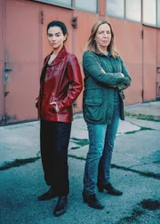 v.li.: Heidi Mai (Mariam Hage), Gerti Bruckner (Susi Stach)