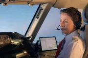 F&uuml;r die Verkehrspilotin Elke Griedl ist es immer noch ein sch&ouml;nes Gef&uuml;hl, &uuml;ber den Wolken zu fliegen.