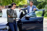 Kommissar Hansen (Igor Jeftic, r.) hat die Telefonnummer von Kommissar Kayas (Baran H&ecirc;v&icirc;, l.) Jugendliebe recherchiert. Dass dieser sie w&auml;hrend der laufenden Ermittlungen zum aktuellen Mordfall anruft, war von Hansen so nicht geplant.