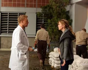Das schwere Unwetter hat nicht nur &auml;u&szlig;erliche Spuren hinterlassen: Leah (Tessa Ferrer, r.) und Owen (Kevin McKidd, l.) ...