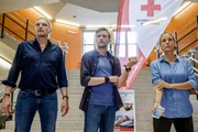 Gruppeninspektorin Penny Lanz (Lilian Klebow, r.), Bezirksinspektor Simon Steininger (Michael Steinocher, M.) und Major Carl Ribarski (Stefan Jürgens, l.) überlegen ihre Vorgangsweise im Amtshaus, wo geschossen wurde. Gruppeninspektorin Penny Lanz (Lilian Klebow, r.), Bezirksinspektor Simon Steininger (Michael Steinocher, M.) und Major Carl Ribarski (Stefan Jürgens, l.) überlegen ihre Vorgangsweise im Amtshaus, wo geschossen wurde.