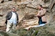 ARD HEITER BIS T&Ouml;DLICH - ALLES KLARA, FOLGE 7 (WH.), "Wanderung in den Tod", am Donnerstag (25.07.13) um 18:50 Uhr im ERSTEN. Leichenfund am Harzer Naturistenstieg: Ollie (Christoph Hagen Dittmann, l.) hat Kommissar Paul Kleinert (Felix Eitner, r.) gerufen und ihm so seinen geplanten Kinoabend verdorben.