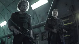 Sarah Connor (Linda Hamilton) und der T-800 alias Carl (Arnold Schwarzenegger) machen sich zum Kampf bereit.