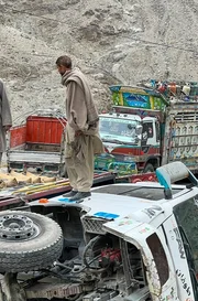 Zu den größten Gefahren gehören die Steinschläge auf dem Karakorum Highway. Die steilen Berghänge mit ihren Geröllmassen sind nicht gesichert. Zu den größten Gefahren gehören die Steinschläge auf dem Karakorum Highway. Die steilen Berghänge mit ihren Geröllmassen sind nicht gesichert.