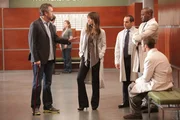 Wieder mal wird das Schicksal des Patienten direkt auf das Leben der &Auml;rzte &uuml;bertragen: House (Hugh Laurie, l.) beschimpft Dreizehn (Olivia Wilde, 2.v.l.), Taub (Peter Jacobson, 3.v.l.), Foreman (Omar Epps, 2.v.r.) und Chase (Jesse Spencer, r.) ...