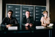 Henry Silowski (Peter Kurth, M.) und seine Kollegen Yanik Akbay (Timur Isik, l.) und Anne Liebig (Katharina Schlothauer) stellen sich im Fall Menken den Fragen der Presse.