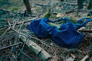 Tatort im Wald in der Region Potsdam-Mittelmark (nachgestellte Szene): Ein Mordopfer war mit einem fremden Bikini-Oberteil bekleidet. Hat der "Rosa Riese" seine Opfer nachträglich verkleidet? Tatort im Wald in der Region Potsdam-Mittelmark (nachgestellte Szene): Ein Mordopfer war mit einem fremden Bikini-Oberteil bekleidet. Hat der "Rosa Riese" seine Opfer nachträglich verkleidet?